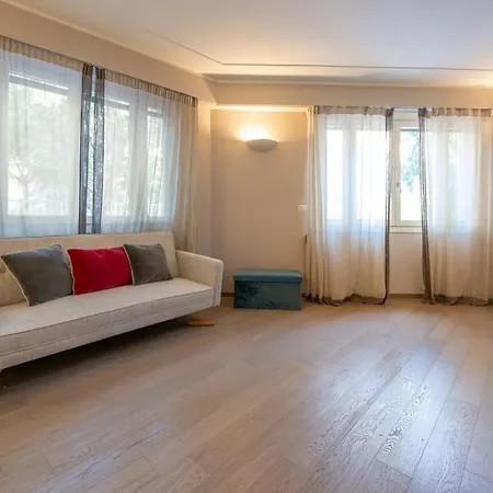 Chloe Apartmán